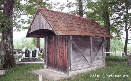 Drvena kapelica na groblju Suvaje